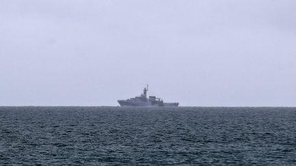 Un bâteau de la marine britannique patrouille dans les eaux de Jersey, le 6 mai 2021. (SAMEER AL-DOUMY / AFP)