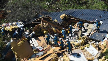 Une vue aérienne des maisons endommagées après le séisme sur l'île d'Hokkaido (Japon), le 6 septembre 2018. (YASUHITO TAKAMI / YOMIURI / AFP)