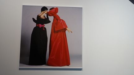 Entre un noir et blanc minimal et une couleur saturée, le photographe veut "formaliser une certaine idée du bonheur". François Cheval, un des commissaires de l'expostion, précise que "pendant cette période de croissance, l'avènement du prêt-à-porter arrive à point". La palette de l'artiste ne se limite pas à son appareil, à son matériel ou à son éclairage. C'est donc un ensemble de règles, dictées à son oeil affûté par sa connaissance de l'art et de l'esthétique, comme ici pour cette photographie de modèles Pierre Cardin pour Vogue en 1971. 
 (Corinne Jeammet)