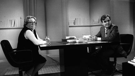 Bernard Pivot reçoit Marguerite Duras dans son émission litteraire "Apostrophes" sur Antenne 2, le 28 septembre 1984. (CHARLES PLATIAU / AFP)