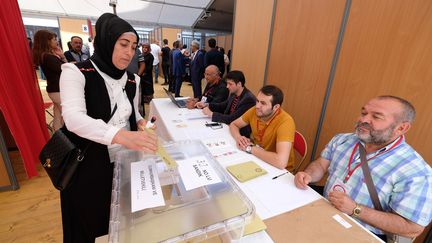 Une femme vote dans un bureau de vote turc installé à Boulogne-Billancourt (Hauts-de-Seine), le 17 juin 2018. (MUSTAFA YALCIN / ANADOLU AGENCY / AFP)