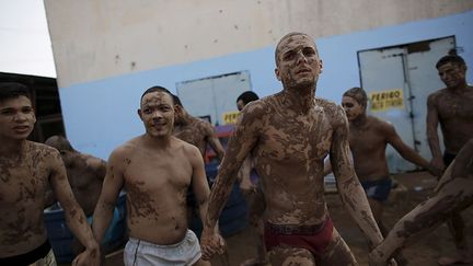 reste le traitement de la peau par application d'argile sur leurs corps. Lesquels sont souvent abîmés à cause de l’humidité des cellules. (REUTERS/Nacho Doce)