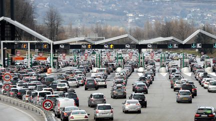 Des voitures sur l'autoroute A3 pr&egrave;s de Chamb&eacute;ry (Savoie). (JEAN-PIERRE CLATOT / AFP)