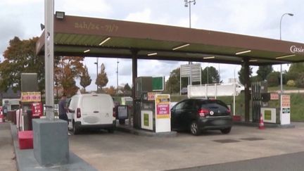 Plusieurs grandes enseignes promettent des remises sur le carburant. Certains supermarchés promettent essence et diesel vendus à prix coûtant. Alors, où trouver les carburants les moins chers ?