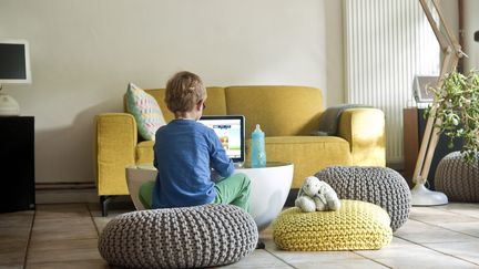 Un enfant de 4 ans en train de jouer sur un ordinateur portable. L'association e-Enfance dénonce la surexposition des jeunes enfants aux écrans numériques. (SEBASTIEN JARRY / MAXPPP)