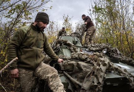 Des soldats ukrainiens réparent un véhicule de l'armée, le 25 octobre 2024 à Donetsk (Ukraine). (FERMIN TORRANO / ANADOLU / AFP)