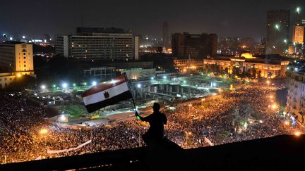 Des miliers des personnes manifestent place Tahrir, au Caire (Egypte), le 7 juillet 2013, contre Mohamed Morsi et pour soutenir l'arm&eacute;e. (MOHAMED EL-SHAHED / AFP)