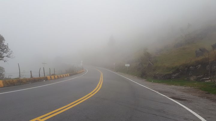 Entre Cucuta, à frontière entre le Venezuela et la Colombie, et Bucaramanga, la ville étape de l'exode, la route dangereuse empruntée par des milliers de Vénézuéliens. (BENJAMIN ILLY / RADIO FRANCE)