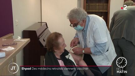 Un médecin retraité réalisant une vaccination dans un Ehpad. (France 2)