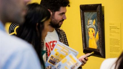 Visiteurs du Musée Van Gogh lors de la première journée d'une exposition de The Pokemon Company, le 29 septembre 2013. (ROB ENGELAAR / ANP MAG)