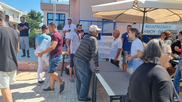 La distribution d'aide est organisée par des bénévoles, faute d'aide de la région ou de l'Etat grec. (MARIE-PIERRE VEROT / RADIOFRANCE)