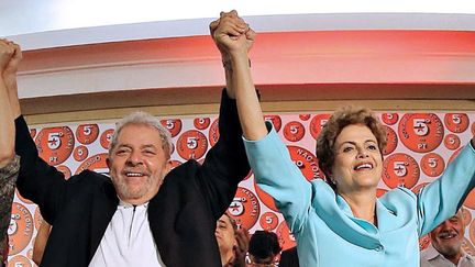 L'ex-président Lula avec son héritière politique Dilma Rousseff au congrès du Parti des travailleurs qui se tenait à Salvador (Etat de Bahia) en juin 2015, huit mois après sa difficile réélection. (RICARDO STUCKERT / INSTITUTO LULA / AFP)