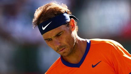 Rafael Nadal, affaibli en finale d'Indian Wells face à Taylor Fritz, le 20 mars 2022 en Californie. (CLIVE BRUNSKILL / GETTY IMAGES via AFP)