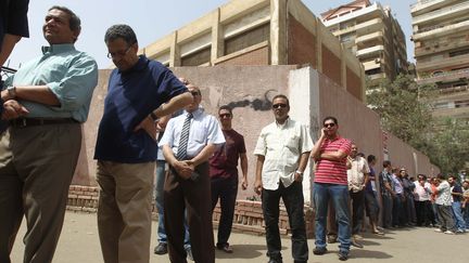 Des Egyptiens font la queue devant un bureau de vote, au Caire (Egypte), le 23 mai 2012, pour le premier tour de la pr&eacute;sidentielle. (KHALED DESOUKI / AFP)