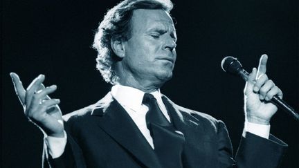  (Julio Iglesias a atteint des scores de ventes astronomiques partout dans le monde, en s'adaptant à toutes les cultures et à tous les marchés.)