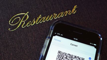 Un pass sanitaire sur un smartphone, à l'entrée d'un restaurant. (MATHIEU THOMASSET / HANS LUCAS)