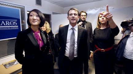 Fleur Pellerin et Manuel Valls en visite &agrave; Nanterre, le 11 janvier 2013. (FRANCOIS GUILLOT / AFP)