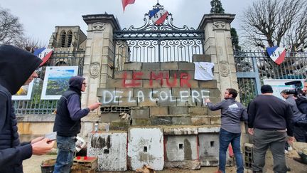 Des agriculteurs ont construit un mur de la colère" devant la préfecture de la Sarthe, au Mans, le 23 février 2024, pour dénoncer leurs conditions de travail. (ALEXANDRE CHASSIGNON / RADIO FRANCE)