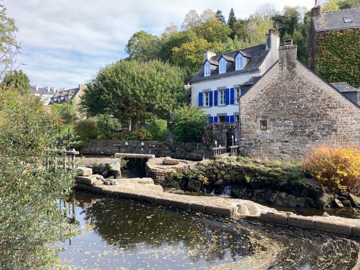 De la pension Gloanec où ils vivent, les peintres Impressionnistes et Réalistes emmènent leur chevalet vers le Bois d’Amour, à Pont-Aven. (INGRID POHU / RADIO FRANCE)