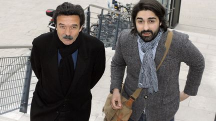 Le directeur de Mediapart,&nbsp;Edwy Plenel, et le journaliste du site d'information&nbsp;Fabrice Arfi, &agrave; leur arriv&eacute;e au palais de justice de Bordeaux (Gironde), le 5 avril 2012. (NICOLAS TUCAT / AFP)