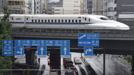 Le&nbsp;train Shinkansen&nbsp;à Tokyo (Japon), le 14 août 2017. (KAZUHIRO NOGI / AFP)