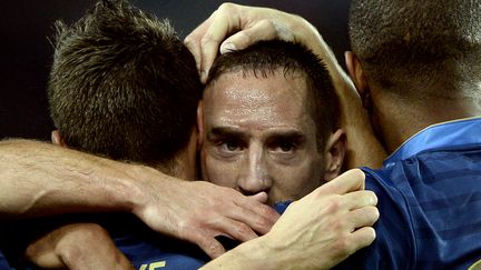 Franck Rib&eacute;ry est f&eacute;licit&eacute; par ses &eacute;quipiers apr&egrave;s avoir marqu&eacute; lors de la large victoire de la France sur l'Australie, le 11 octobre 2013 au Parc des Princes, &agrave; Paris.&nbsp; (FRANCK FIFE / AFP)