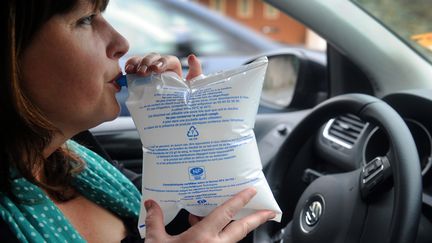 Une automobiliste souffle dans un &eacute;thylotest &agrave; Quimper (Finist&egrave;re), en juillet 2012. (FRED TANNEAU / AFP)