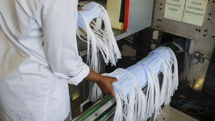 Une ligne de production de masques de protection sanitaires à Saint-Barthélemy-d'Anjou (Maine-et-Loire), le 4 juillet 2020. (JEAN-MICHEL DELAGE / HANS LUCAS / AFP)