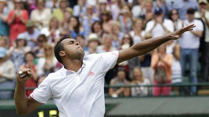 Le Fran&ccedil;ais Jo-Wilfried Tsonga apr&egrave;s avoir battu l'Australien Lleyton Hewitt lors de la premi&egrave;re journ&eacute;e du tournoi de Wimbledon (Royaume-Uni), le 26 juin 2012. (TIM HALES / AP / SIPA)