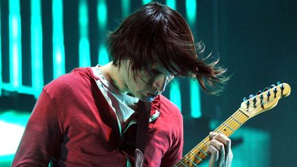 Le musicien Jonny Greenwood de Radiohead, sur scène au festival Coachella (Californie, Etats-Unis) le 14 avril 2012. (KEVIN WINTER / GETTY IMAGES NORTH AMERICA)