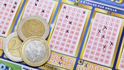 Un habitante du Nord a remport&eacute; plus de 26 millions d'euros &agrave; l'Euro Millions. Elle&nbsp;raconte sa nouvelle vie au "Parisien", vendredi 19 avril 2013.&nbsp; (CHRISTOPHE LEHENAFF / PHOTONONSTOP / AFP)