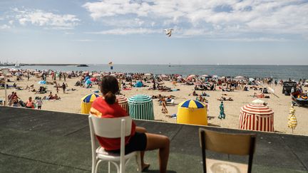 Une sauveteuse surveille une plage de Trouville-sur-Mer, le 12 août 2021 (illustration). (SAMEER AL-DOUMY / AFP)