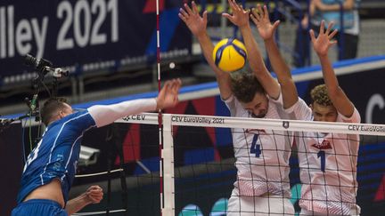 Le contre français formé par Jean Patry et Barthélémy Chinenyeze face au Tchèque Jan Galabov, en 8e de finale de l'Euro, le 13 septembre 2021. (MICHAL CIZEK / AFP)