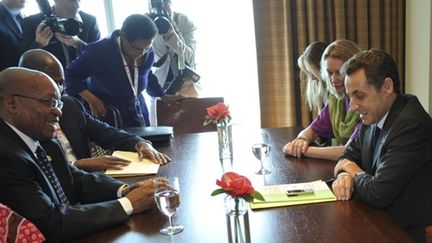 Nicolas Sarkozy avec son homologue sud-africain, Jacob Zuma, lors d'une rencontre à Trinidad-et-Tobago le 27-11-2009 (AFP - GERARD CERLES)