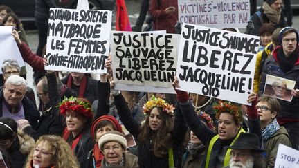 Des soutiens de Jacqueline Sauvage participent à une manifestation sur la place de la Bastille, à Paris, le 23 janvier 2016. (PATRICE PIERROT / AFP)