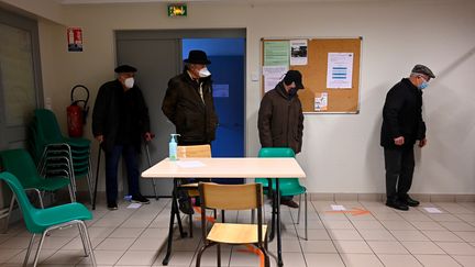 Dans un centre de vaccination à Fougères (Ille-et-Vilaine), mardi 19 janvier 2021. (DAMIEN MEYER / AFP)