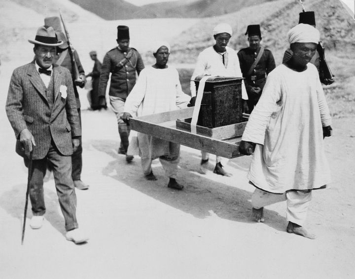 Howard Carter accompagnant le naos de Toutânkhamon vers l’atelier temporaire dans la tombe KV15 pour évaluation et conditionnement. Photographié par Harry Burton.
 (Heritage Image Partnership Ltd / Alamy Stock Photo)