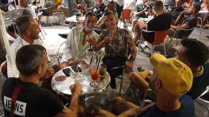 Un groupe de Français est venu à Sitges pour faire la fête pendant les vacances, le 14 juillet 2021.&nbsp; (SANDRINE ETOA-ANDEGUE / RADIO FRANCE)