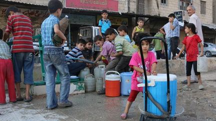 Privés d'école, les enfants syriens sont de corvée d'eau dans la Ghouta de Damas, où 700 cas d'hépatite ont été enregistrés en juillet 2015 en raison d'une consommation d'eau non potable. (AMER ALMOHIPANY / NURPHOTO)