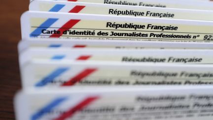 Des cartes de presse délivrées par la Commission de la carte d'identité des journalistes professionnels. (FRANCK LODI / SIPA)