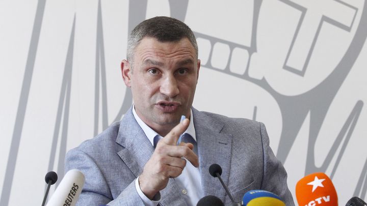 Le maire de Kiev (Ukraine), Vitali Klitschko, dénonce la volonté présidentielle de l'évincer de la tête de l'administration civile, lors d'une conférence de presse organisée le 26 juillet 2019. (NURPHOTO / AFP)