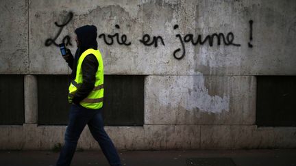 Un "gilet jaune", le 5 janvier 2019 à Rouen (Seine-Maritime). (CHARLY TRIBALLEAU / AFP)