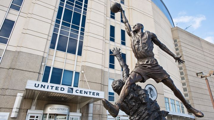 Le c&eacute;l&egrave;bre geste de Michael Jordan, devenu le logo de sa marque "Air Jordan", ici &eacute;rig&eacute; en statue devant la salle des Chicago Bulls, le 7 mars 2013 &agrave; Chicago (Etats-Unis). (TIMOTHY HIATT / GETTY IMAGES)