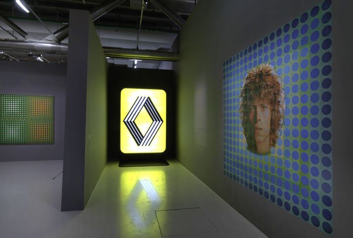 Vue de l'exposition Vasarely au Centre Pompidou : le logo de Renault et la pochette de "Space Oddity" de David Bowie (Photo Centre Pompidou, Philippe Migeat)