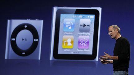 L'ancien patron d'Apple, Steve Jobs, présente de nouvelles versions de l'iPod shuffle (à gauche) et de l'iPod nano (au centre), le 1er septembre 2010, à San Francisco (Californie). (ROBERT GALBRAITH / REUTERS)