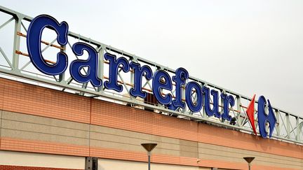 Une enseigne du groupe Carrefour sur le toit d'un de ses magasins, à Marseille, le 13 mars 2015. (CITIZENSIDE / GERARD BOTTINO / AFP)