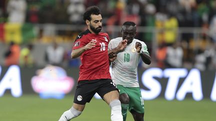 Mohamed Salah et Sadio Mané lors du match entre le Sénégal et l'Egypte, le 29 mars 2022. (ALIOU MBAYE / EPA)