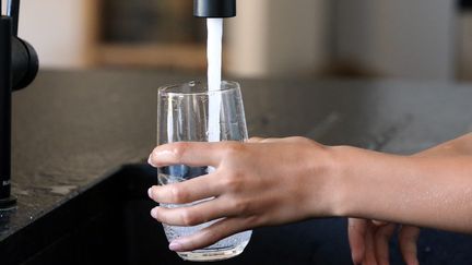 A person filling a glass with water, July 18, 2022 (illustrative photo). (VANESSA MEYER / MAXPPP)