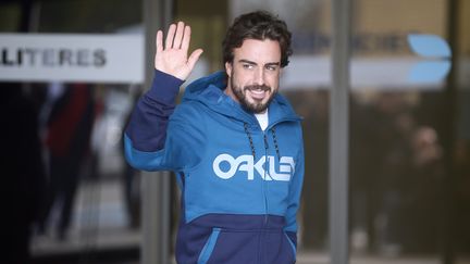 Fernando Alonso, lors de sa sortie de&nbsp;l'h&ocirc;pital g&eacute;n&eacute;ral de Sant Cugat del Vall&egrave;s, dans la banlieue de Barcelone (Espagne), le 25 f&eacute;vrier 2015.&nbsp; (ALBERT GEA / REUTERS)