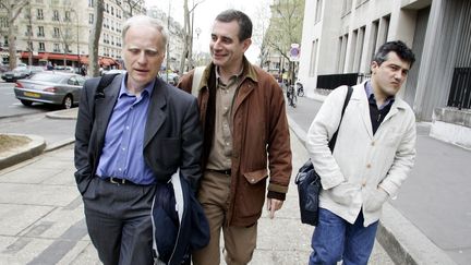 Christophe Prudhomme (à gauche), dans les rues de Paris le 13 avril 2005, accompagné des urgentistes Patrick Pelloux (à droite) et Frédéric Pain (au centre). (PASCAL PAVANI / AFP)